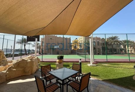 Luxury 5-Bed Living with a Garden and Beach Access