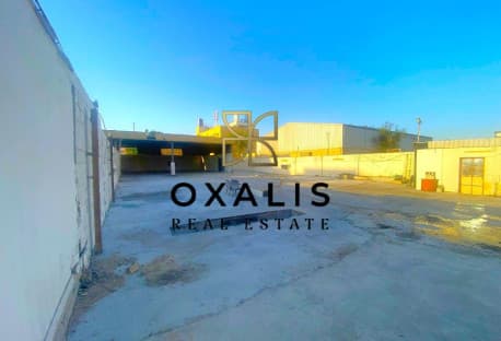 Expand Your Business Today! Spacious Garage !