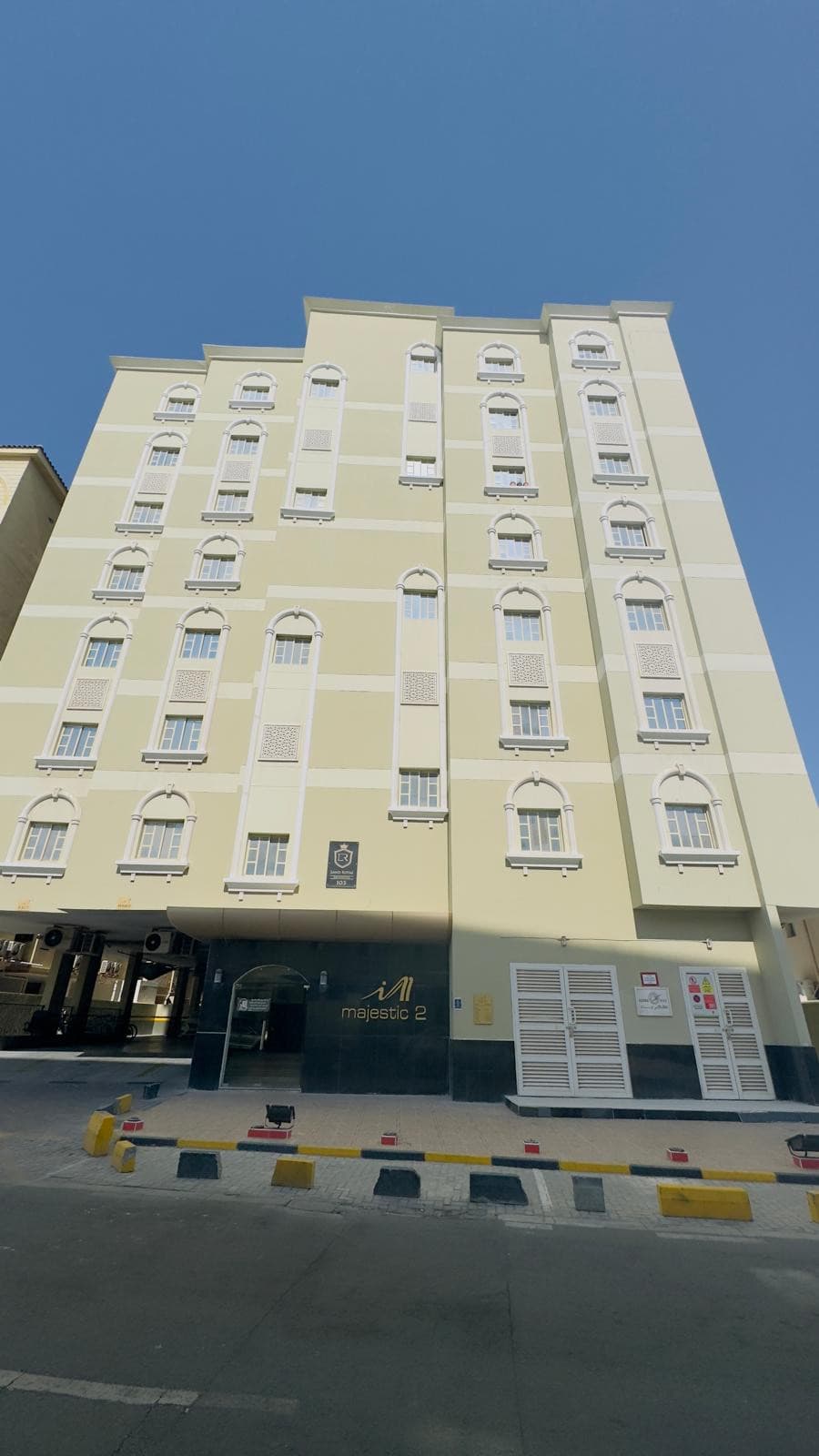 SPACIOUS 4 BHK FLATS AVAILABLE FOR EXECUTIVES BACHLORS @ NAJMA